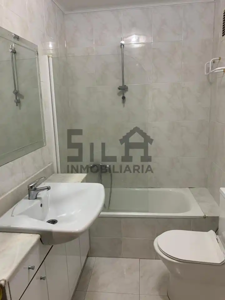 Bany de Dúplex de lloguer en Ourense Capital  amb Calefacció, Parquet i Balcó