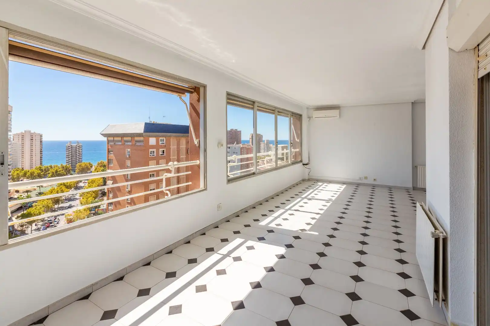 Habitación de Piso en venta en Benidorm con Aire acondicionado, Calefacción y Piscina comunitaria