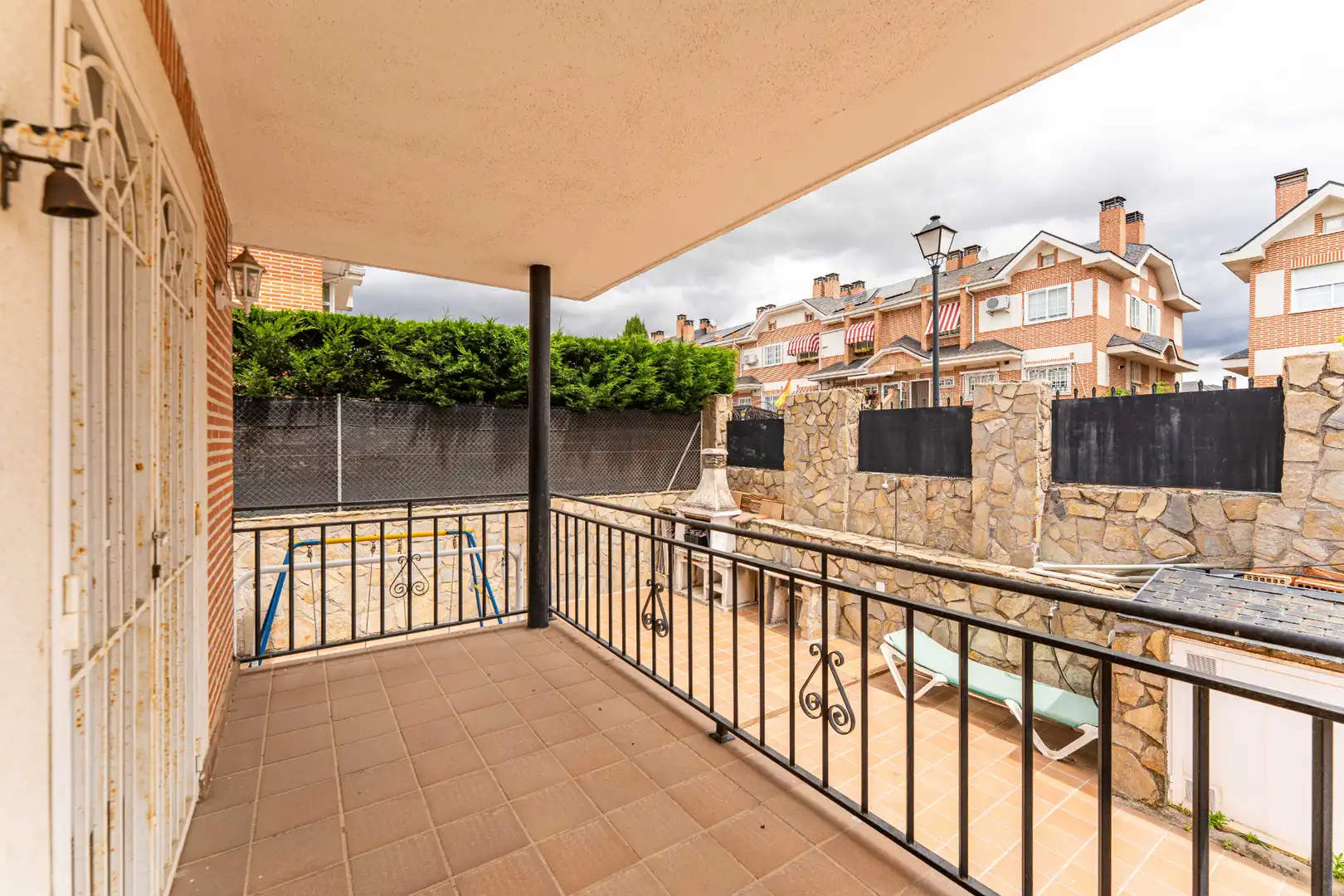 Terrassa de Casa adosada en venda en Arroyomolinos (Madrid) amb Calefacció, Jardí privat i Moblat