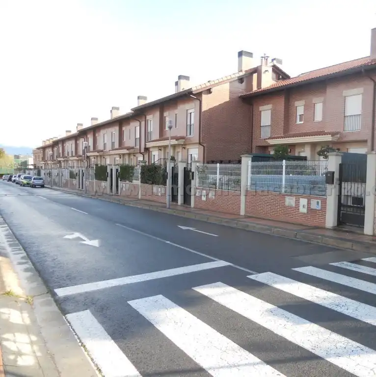 Adossat amb jardí en venda a Calle Niabina