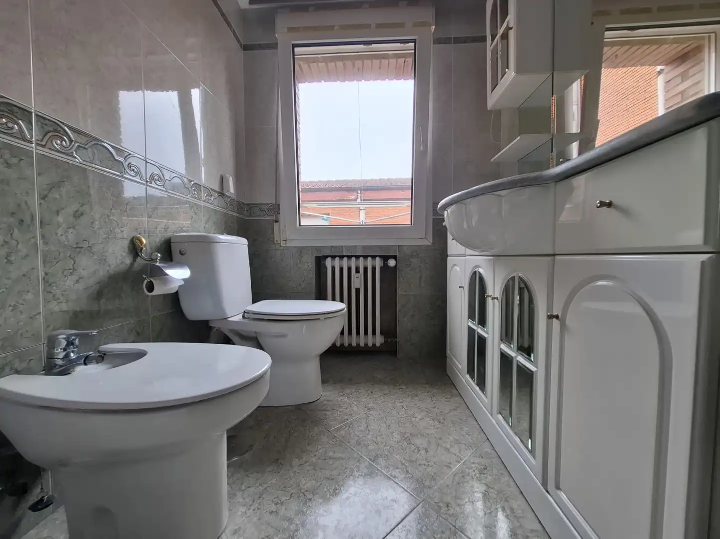 Badezimmer von Wohnung zur Miete in Gijón  mit Heizung und Parkett