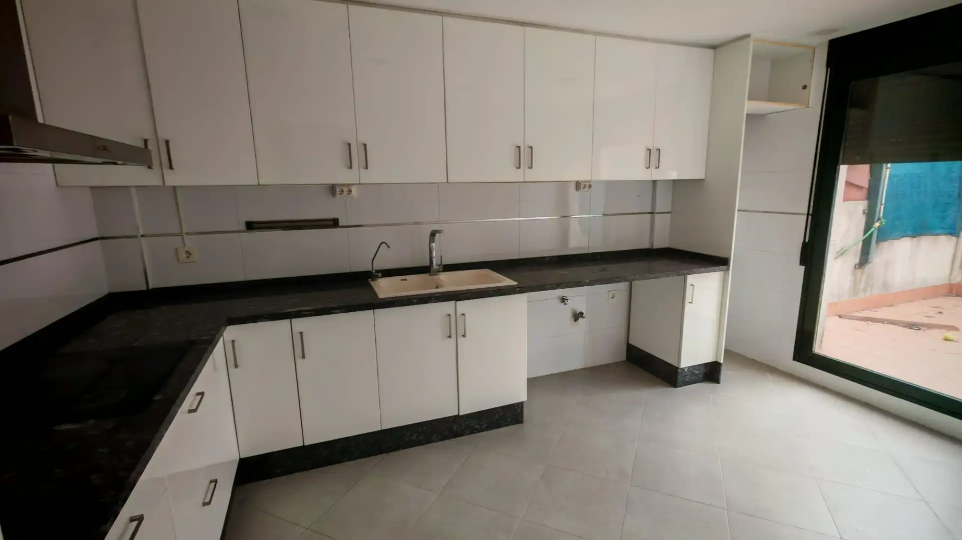 Küche von Einfamilien-Reihenhaus zum Verkauf in Valencia mit Terrasse, Abstellraum und Ofen