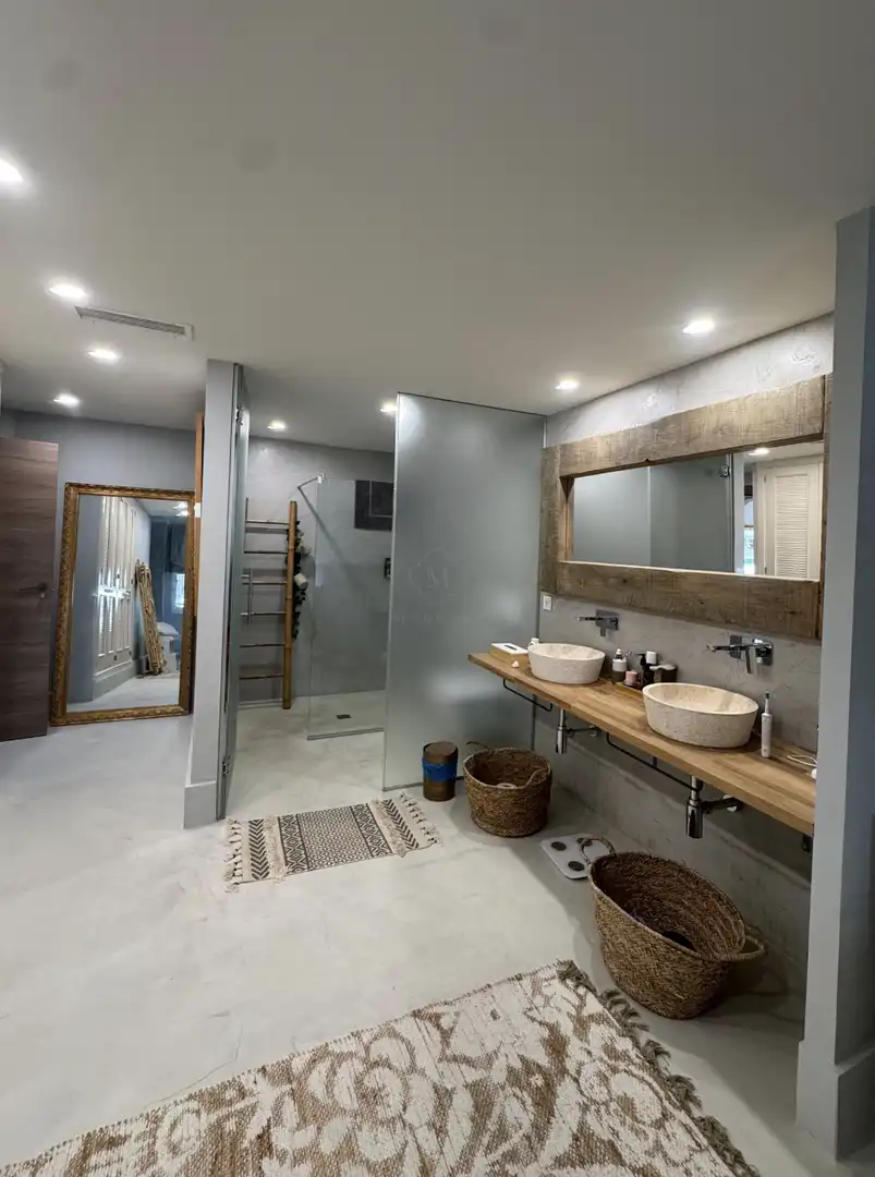 Bany de Apartament de lloguer en Marbella amb Aire condicionat, Piscina i Moblat