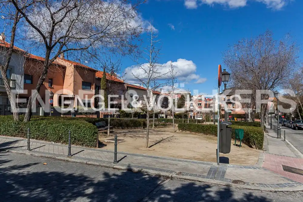 Vista exterior de Pis en venda en Madrid amb Aire condicionat, Calefacció i Jardí privat