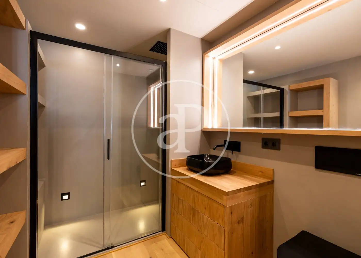 Badezimmer von Wohnung zum Verkauf in Barcelona mit Klimaanlage und Heizung