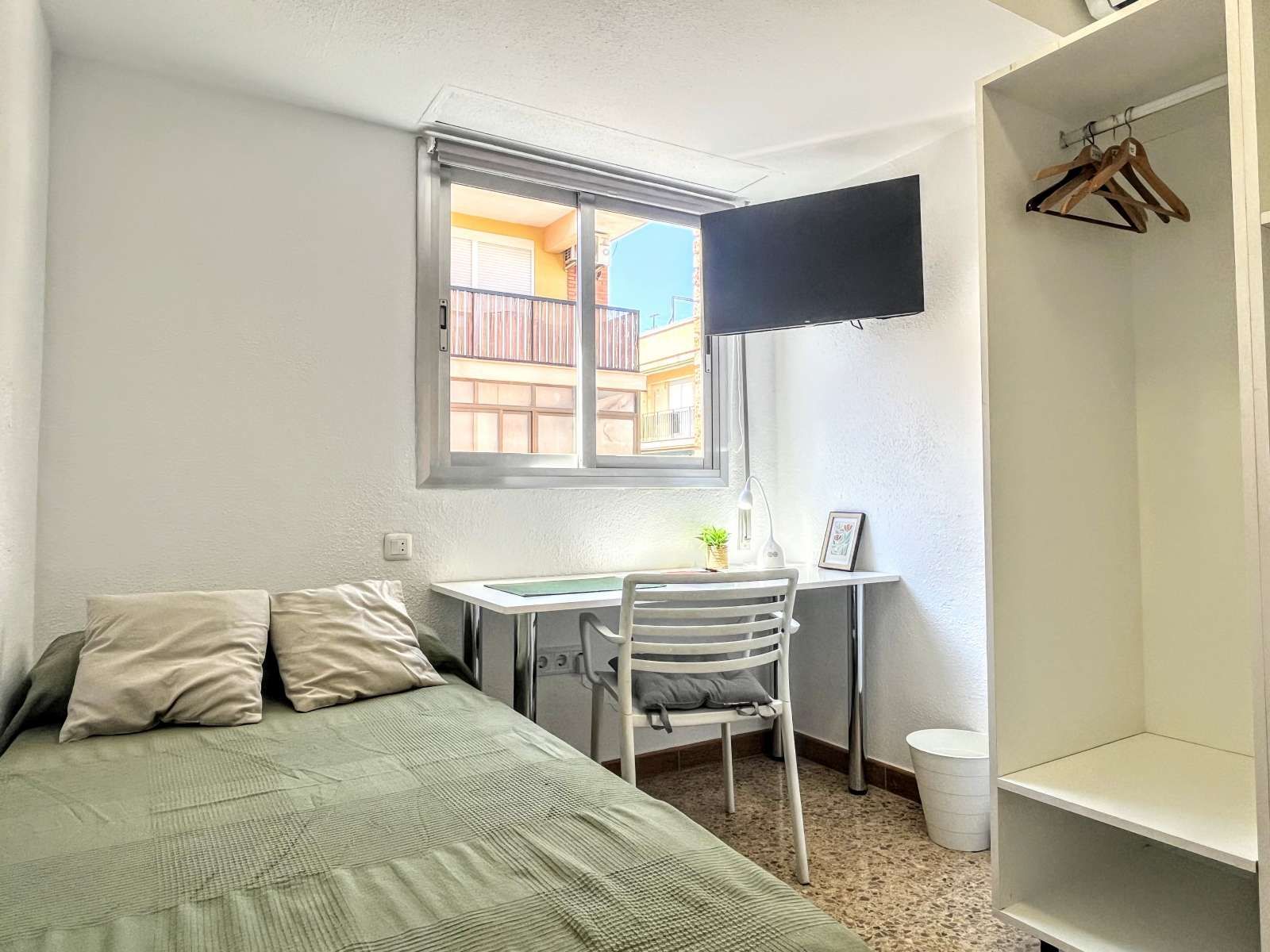 Bedroom of Flat to share in Burjassot  with Air Conditioner and Terrace