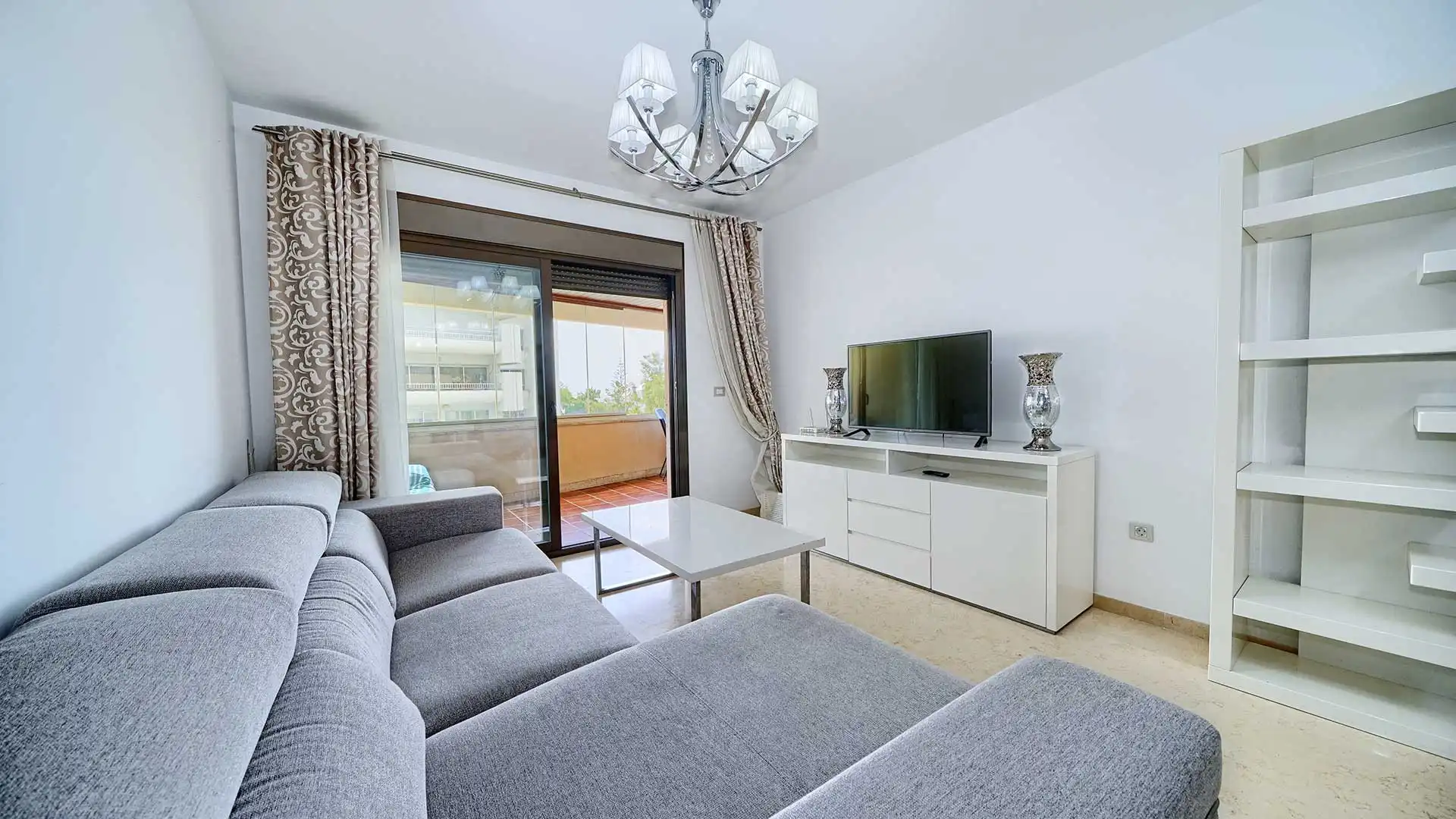 Sala d'estar de Apartament en venda en Marbella amb Aire condicionat, Terrassa i Piscina