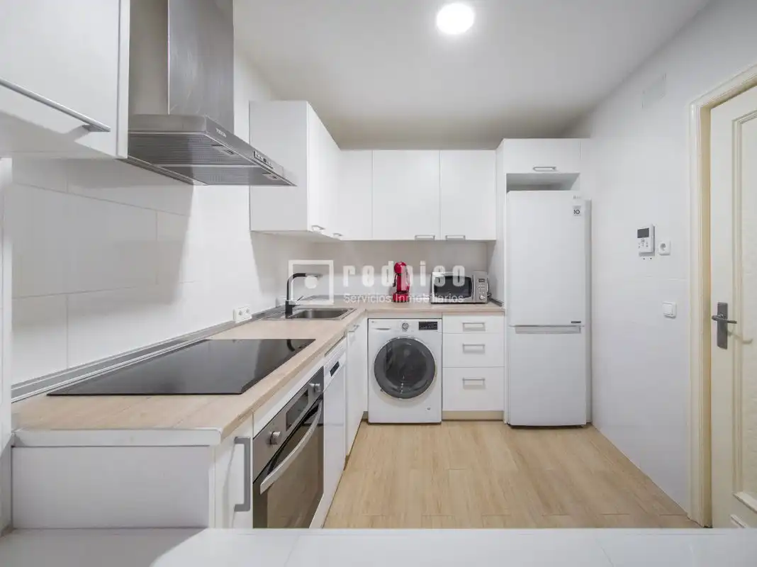 Cocina de Apartamento de alquiler en Madrid con Calefacción, Parquet y Terraza