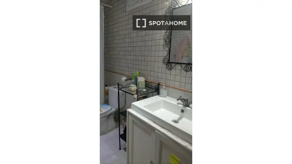 Bathroom of Flat for share in Godella  with Air Conditioner, Heating and Furnished
