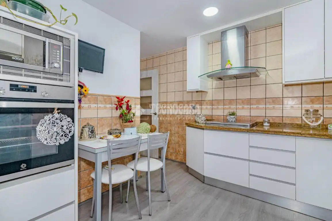 Kitchen of Flat for sale in Loja  with Air Conditioner, Parquet flooring and Balcony