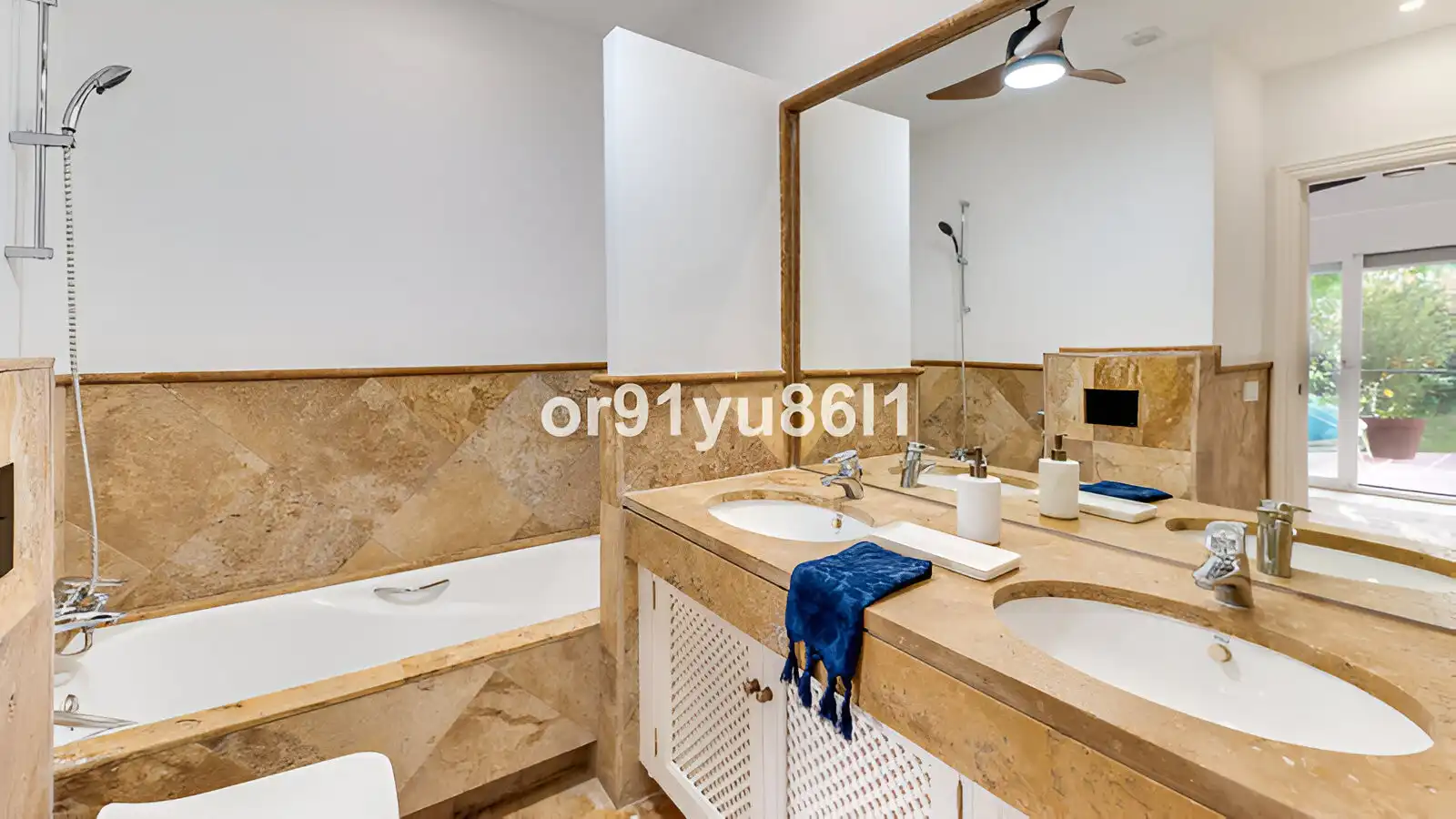 Baño de Casa adosada en venta en Istán con Aire acondicionado, Calefacción y Jardín privado