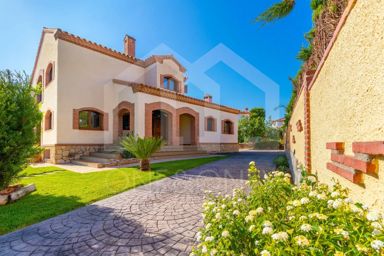 Vista exterior de Casa o xalet en venda en Mont-roig del Camp amb Aire condicionat, Calefacció i Jardí privat