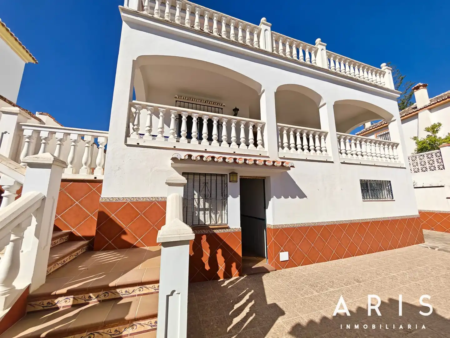Vista exterior de Casa o xalet en venda en Alhaurín de la Torre amb Aire condicionat, Jardí privat i Terrassa
