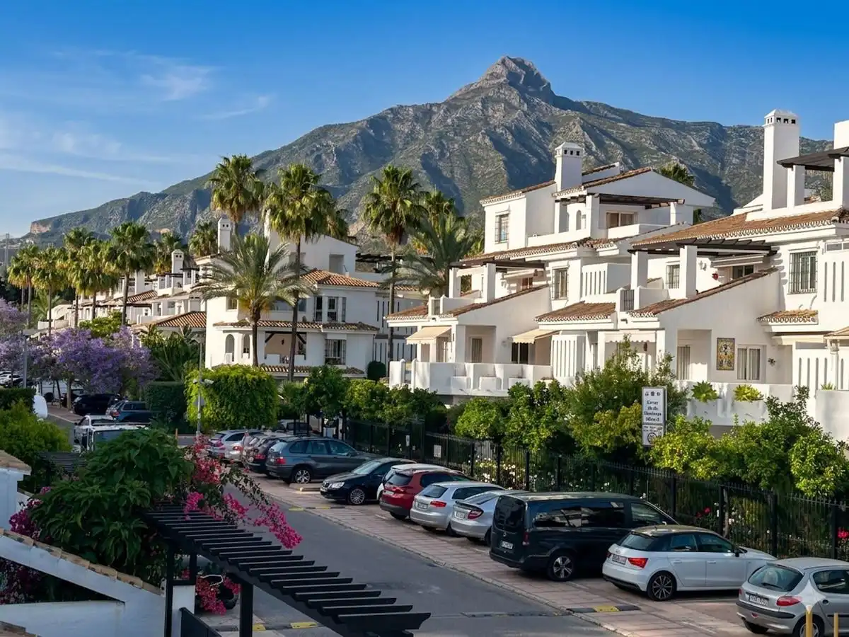 Vista exterior de Casa adosada en venda en Marbella amb Aire condicionat, Jardí privat i Terrassa