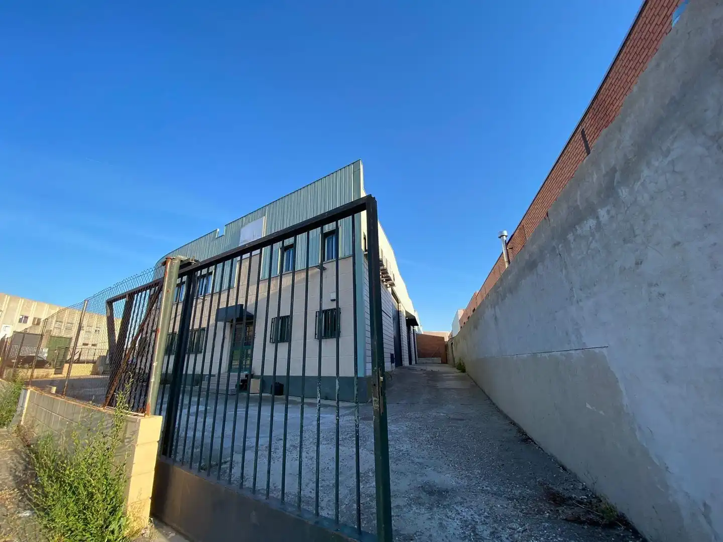 Vista exterior de Nave industrial en venta en Torres de la Alameda