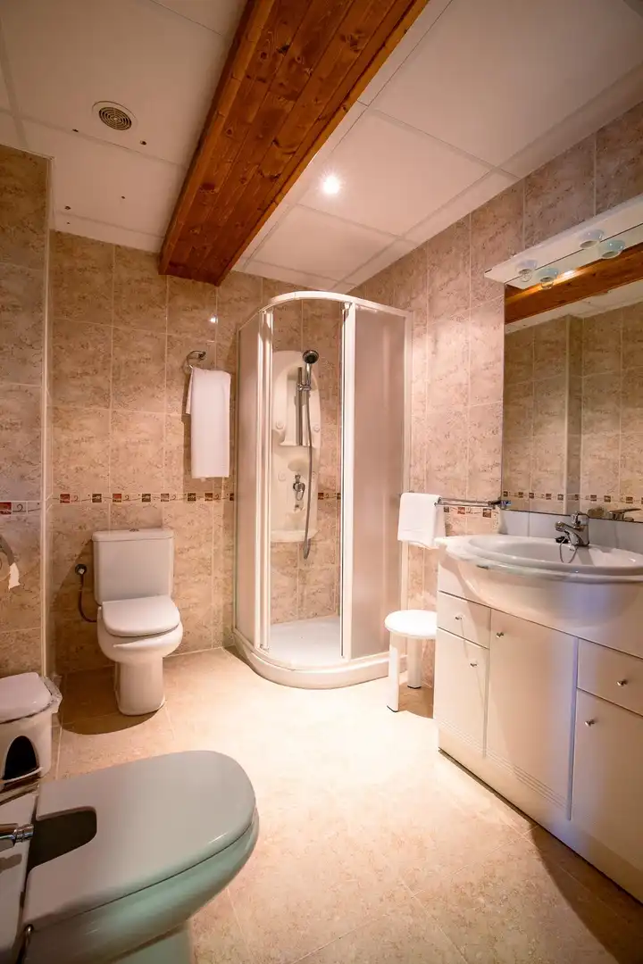 Badezimmer von Gebäude zum Verkauf in Puente la Reina de Jaca