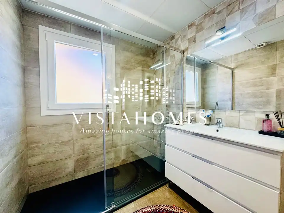 Badezimmer von Einfamilien-Reihenhaus zum Verkauf in San Agustín del Guadalix mit Klimaanlage, Heizung und Terrasse