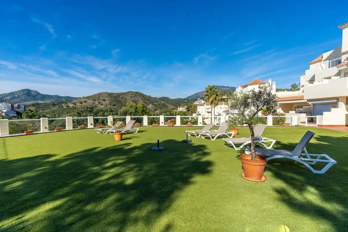 Terrasse von Wohnungen zum Verkauf in Benahavís mit Klimaanlage, Privatgarten und Terrasse