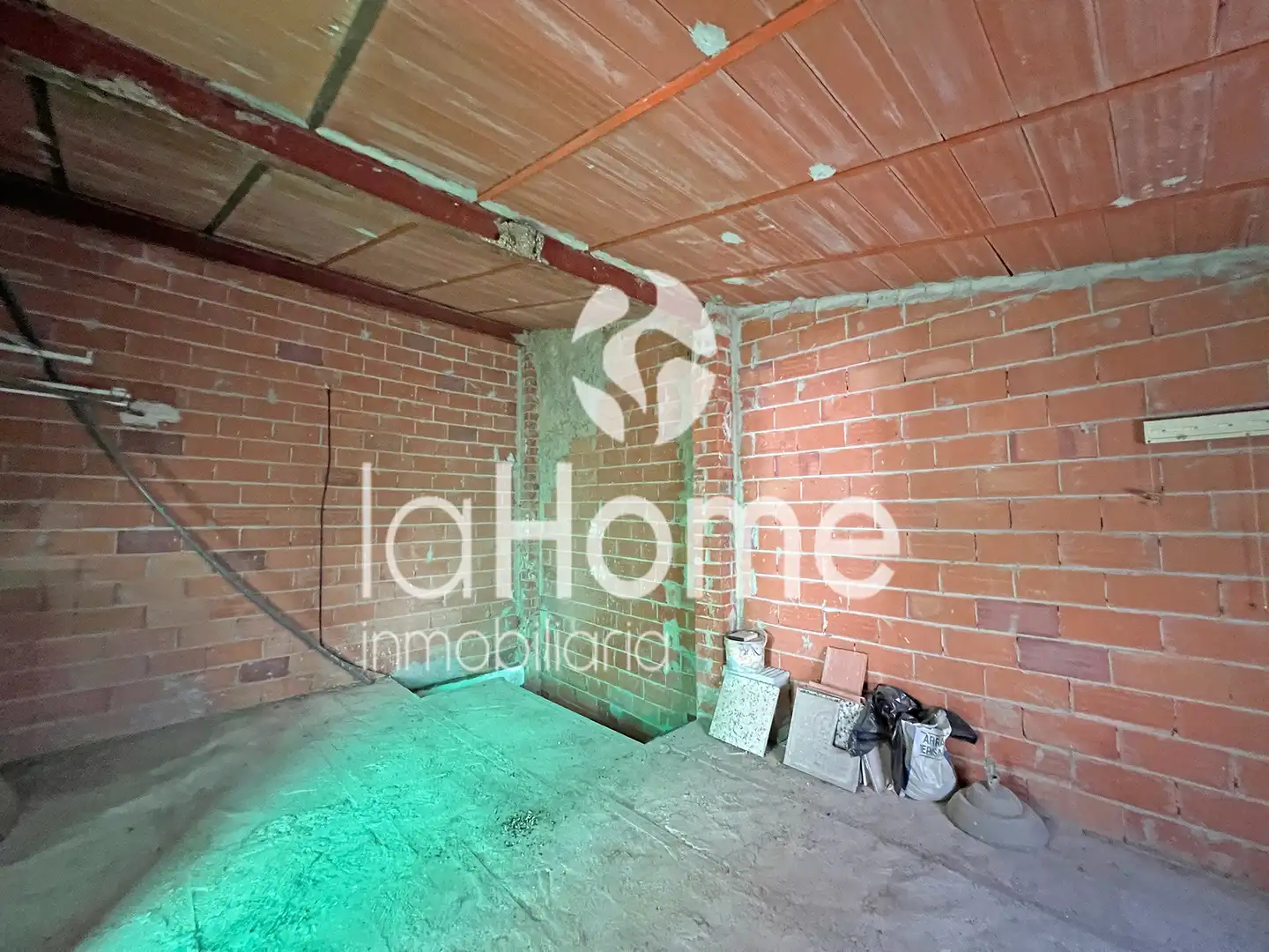 Houses for sale in La Pobla de Vallbona  with Terrace, Storage room and Balcony