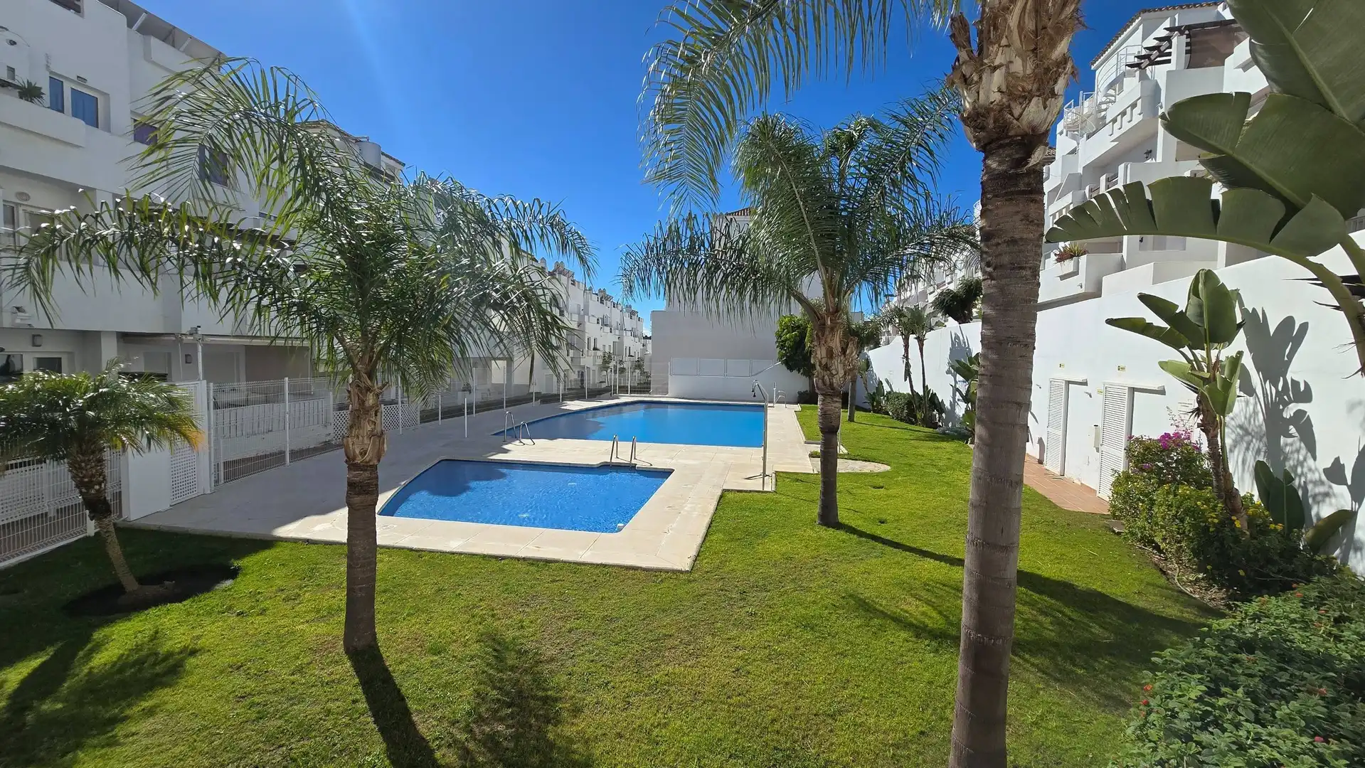Piscina de Dúplex en venda en Estepona amb Aire condicionat, Jardí privat i Terrassa