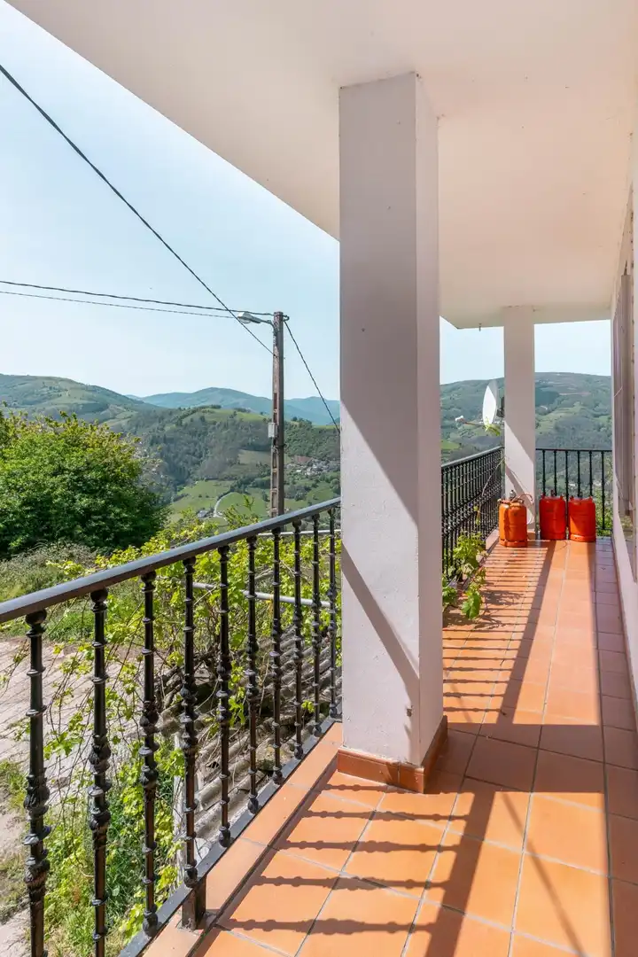 Terrassa de Casa o xalet en venda en Cangas del Narcea amb Calefacció, Terrassa i Moblat