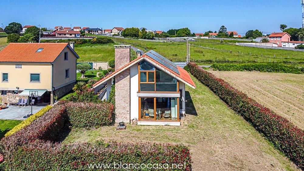 Casa o chalet en venta en Carballo con Calefacción, Jardín privado y Trastero