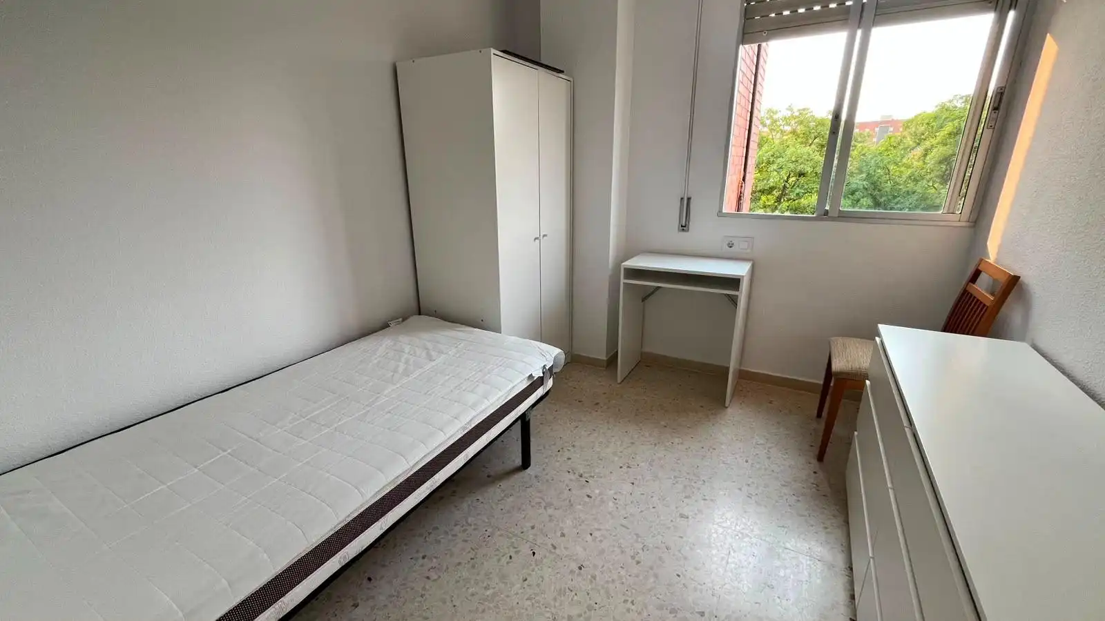 Dormitori de Pis per a compartir en Sevilla amb Aire condicionat, Terrassa i Moblat