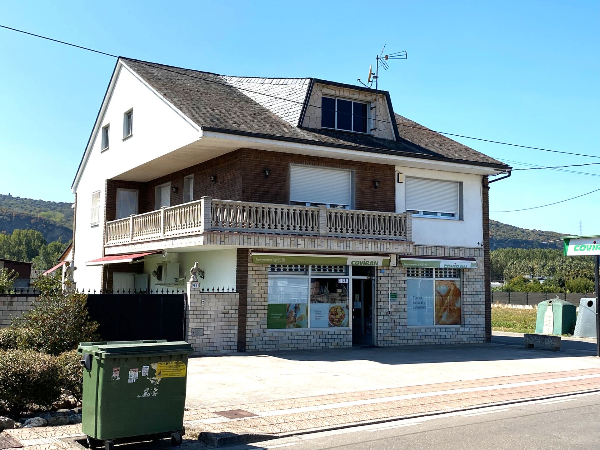 Vista exterior de Casa o xalet en venda en Carracedelo amb Calefacció, Jardí privat i Parquet