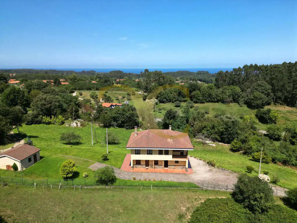 Vista exterior de Casa o xalet en venda en Ribadesella amb Calefacció, Jardí privat i Terrassa