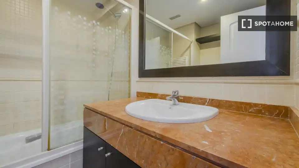 Bathroom of Flat for rent in Madrid  with Air Conditioner, Heating and Furnished