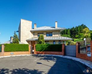 Vista exterior de Casa o xalet en venda en Oviedo  amb Terrassa i Piscina