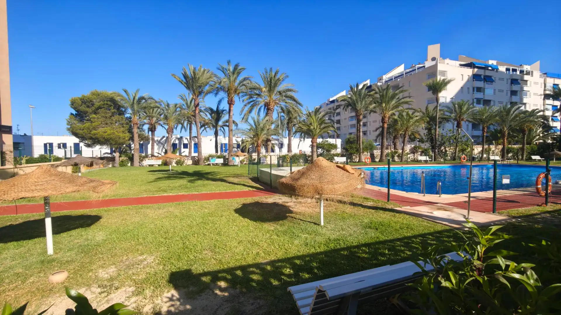 Piscina de Pis en venda en Roquetas de Mar amb Aire condicionat, Terrassa i Traster