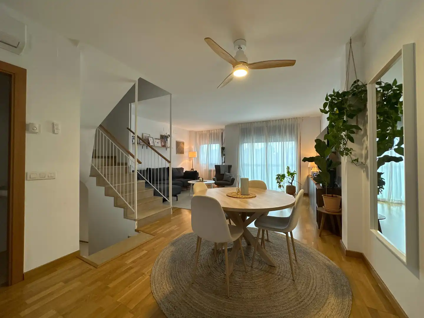 Wohnzimmer von Einfamilien-Reihenhaus zum Verkauf in Sant Esteve Sesrovires mit Klimaanlage, Heizung und Privatgarten