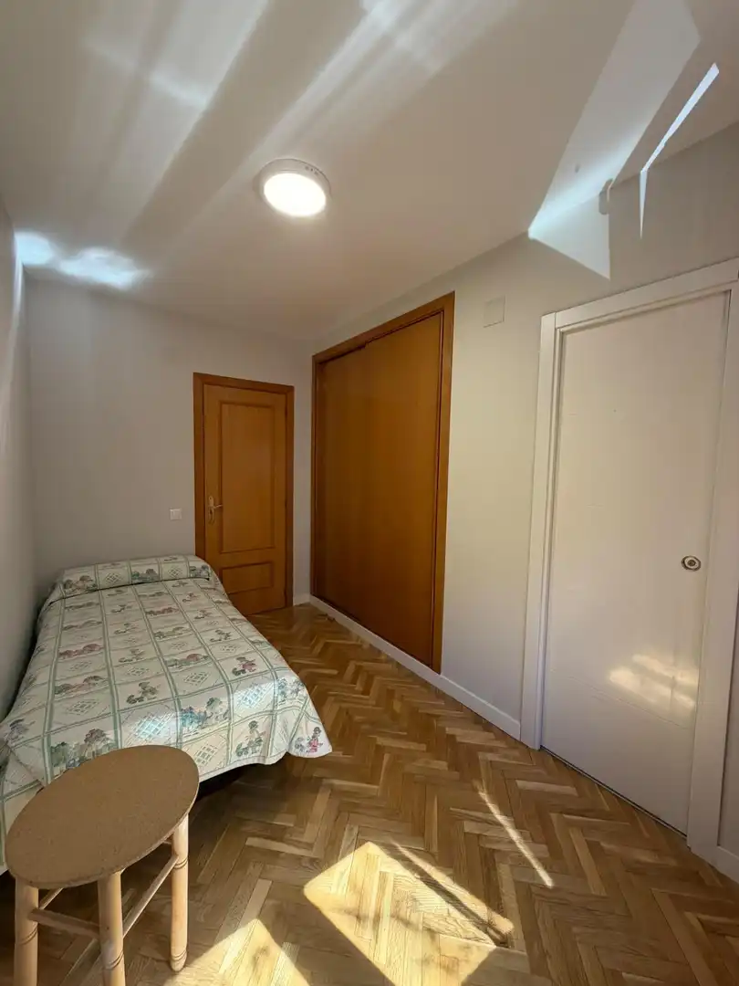 Schlafzimmer von Wohnung zur Miete in Madrid mit Heizung, Privatgarten und Parkett