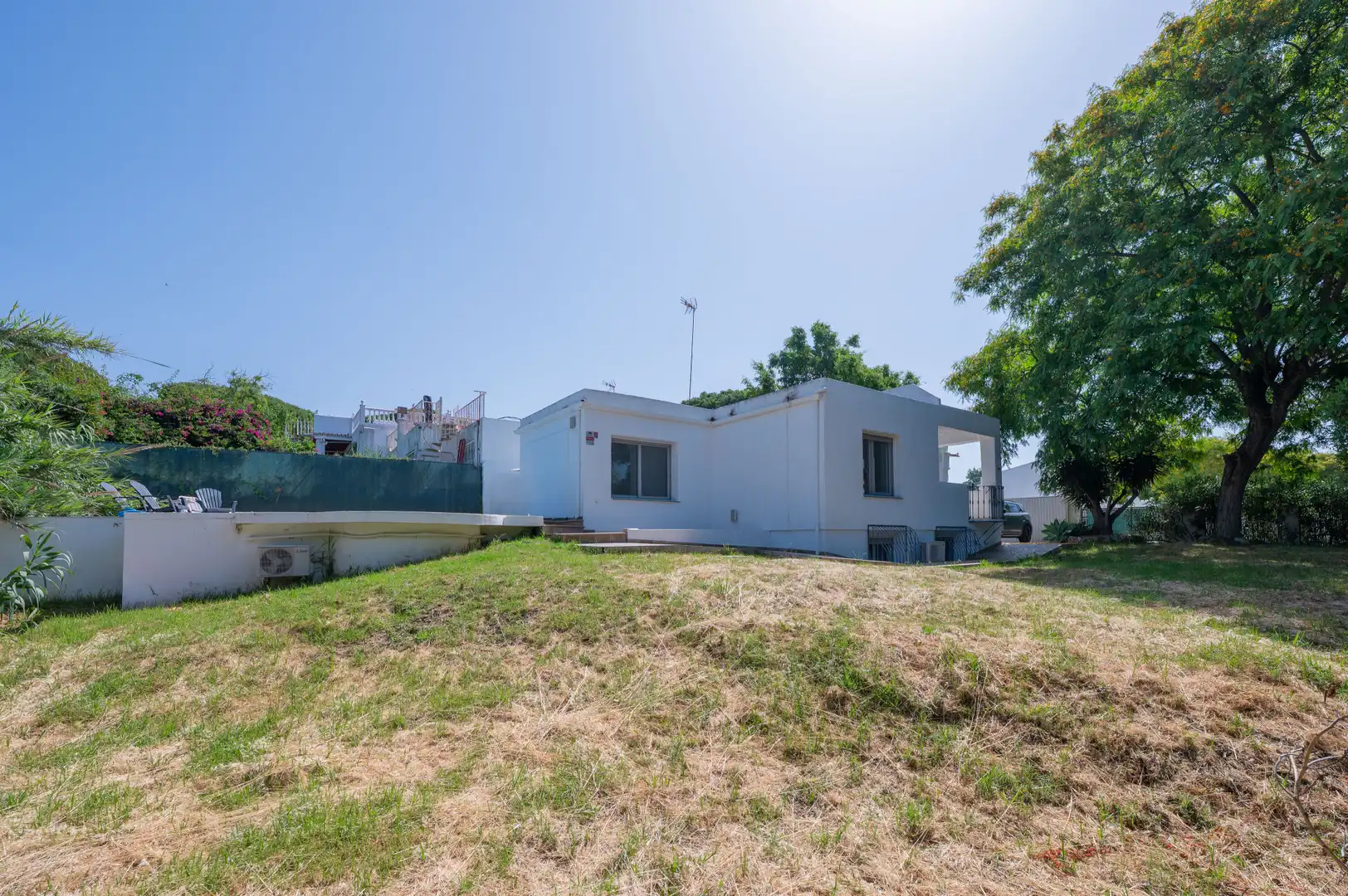 Vista exterior de Casa o xalet en venda en Marbella amb Aire condicionat, Jardí privat i Terrassa