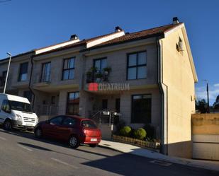 Vista exterior de Casa adosada en venda en Teo amb Calefacció, Jardí privat i Terrassa