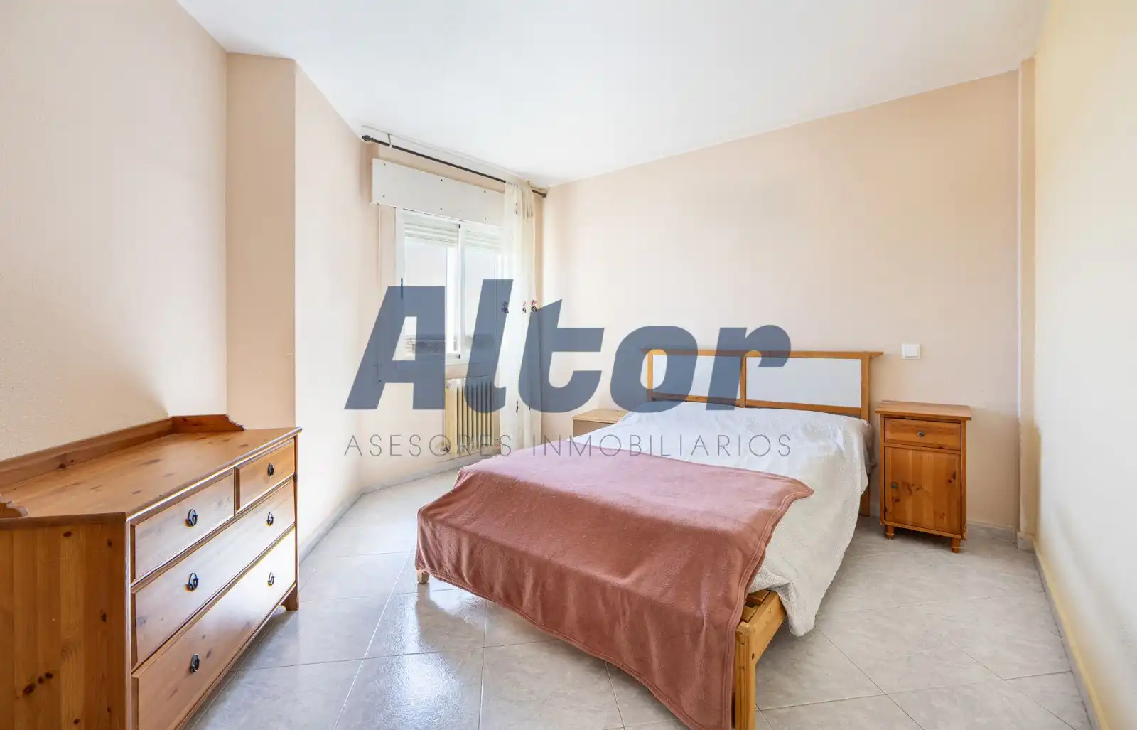 Schlafzimmer von Dachboden zum Verkauf in Fuenlabrada mit Heizung, Terrasse und Alarm