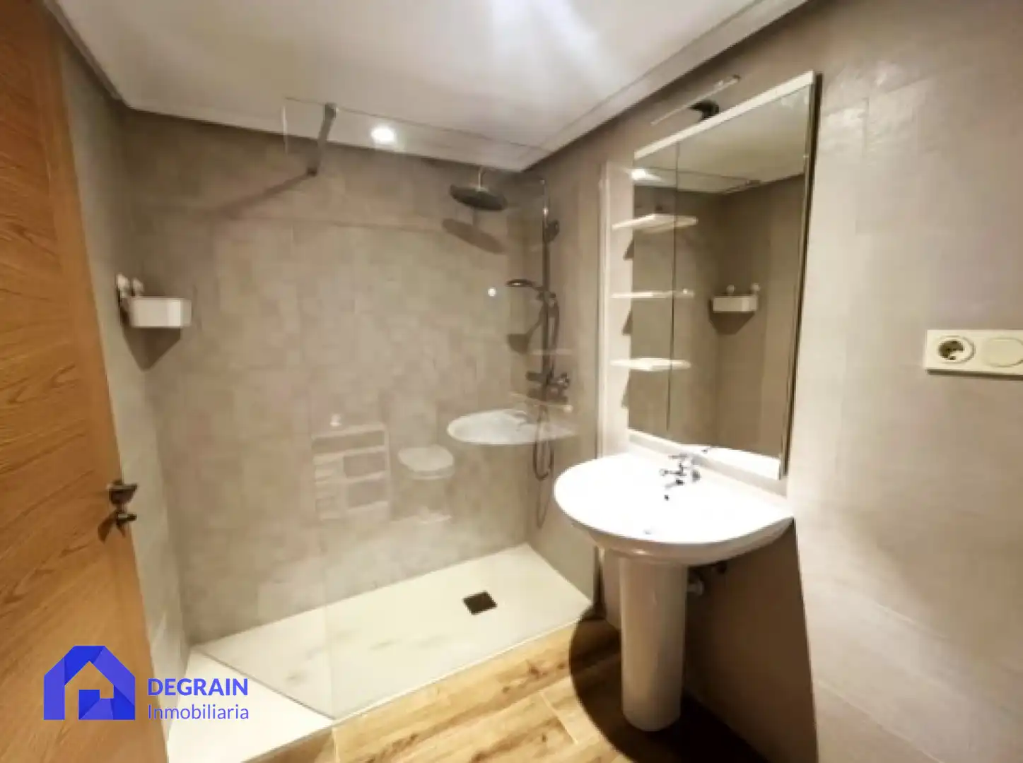 Baño de Piso en venta en Oviedo  con Calefacción, Terraza y Trastero