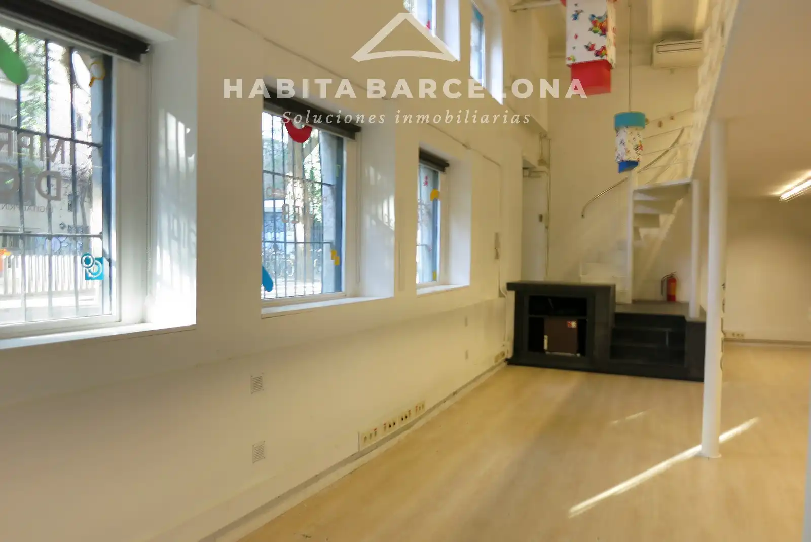 Premises for rent in  Barcelona Capital  with Air Conditioner and Alarm