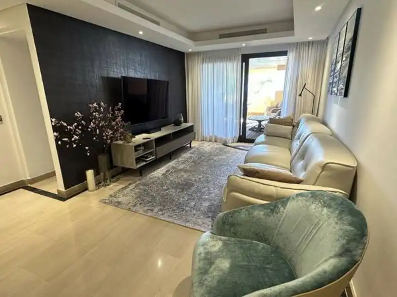 Sala de estar de Apartamento de alquiler en Estepona con Aire acondicionado, Terraza y Piscina