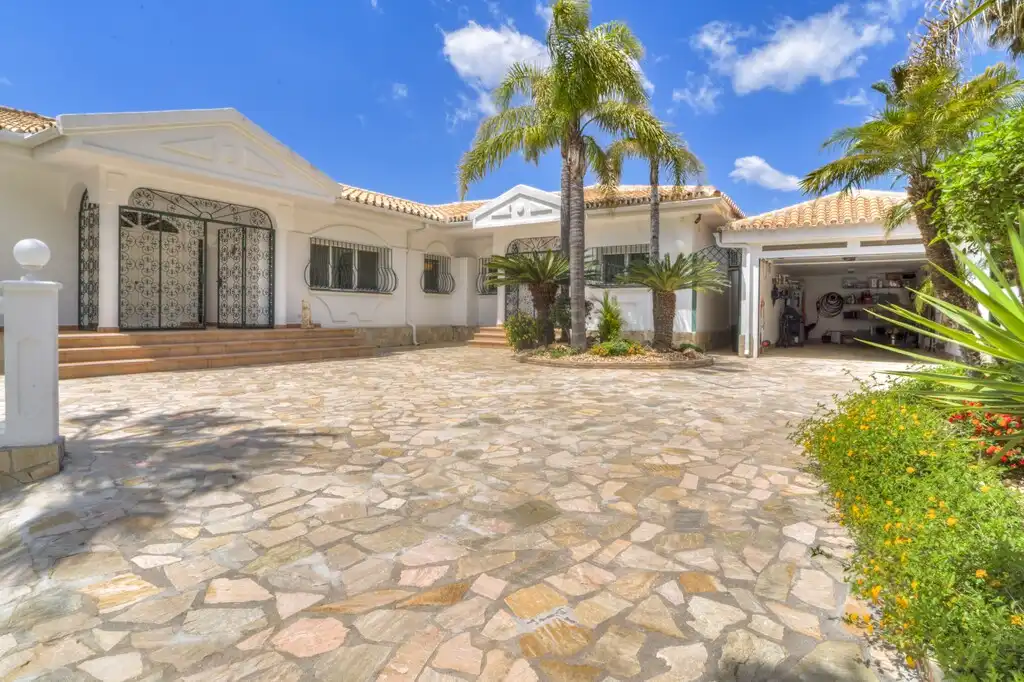 Vista exterior de Casa o xalet en venda en Mijas amb Aire condicionat, Calefacció i Jardí privat