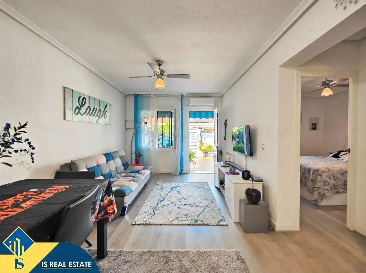 Sala de estar de Casa adosada en venta en Torrevieja con Aire acondicionado, Calefacción y Jardín privado