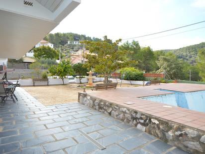 Vista exterior de Casa o xalet en venda en Gelida amb Calefacció, Jardí privat i Terrassa