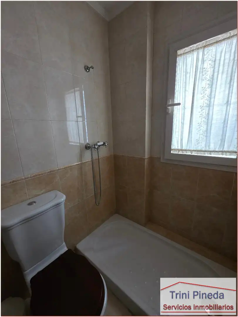 Badezimmer von Wohnung zum Verkauf in Sevilla mit Ofen und Waschmaschine