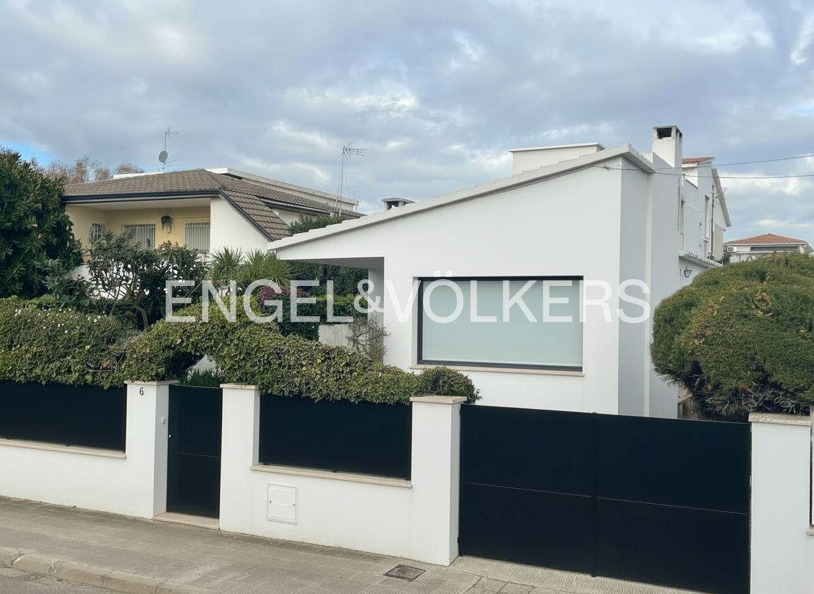 Vista exterior de Casa o xalet en venda en Castelldefels amb Aire condicionat, Calefacció i Jardí privat