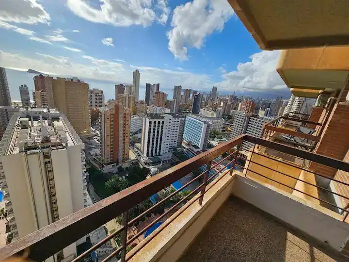 Vista exterior de Estudi en venda en Benidorm amb Aire condicionat, Terrassa i Piscina