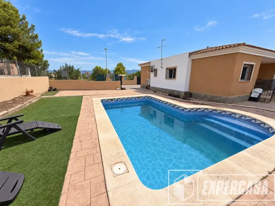 Chalet con piscina en venta en Casco Antiguo