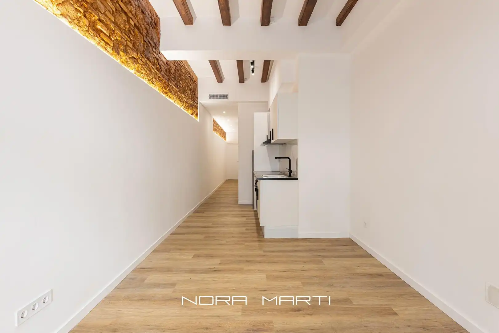 Ground floor for sale in Barcelona  with Air Conditioner and Alarm