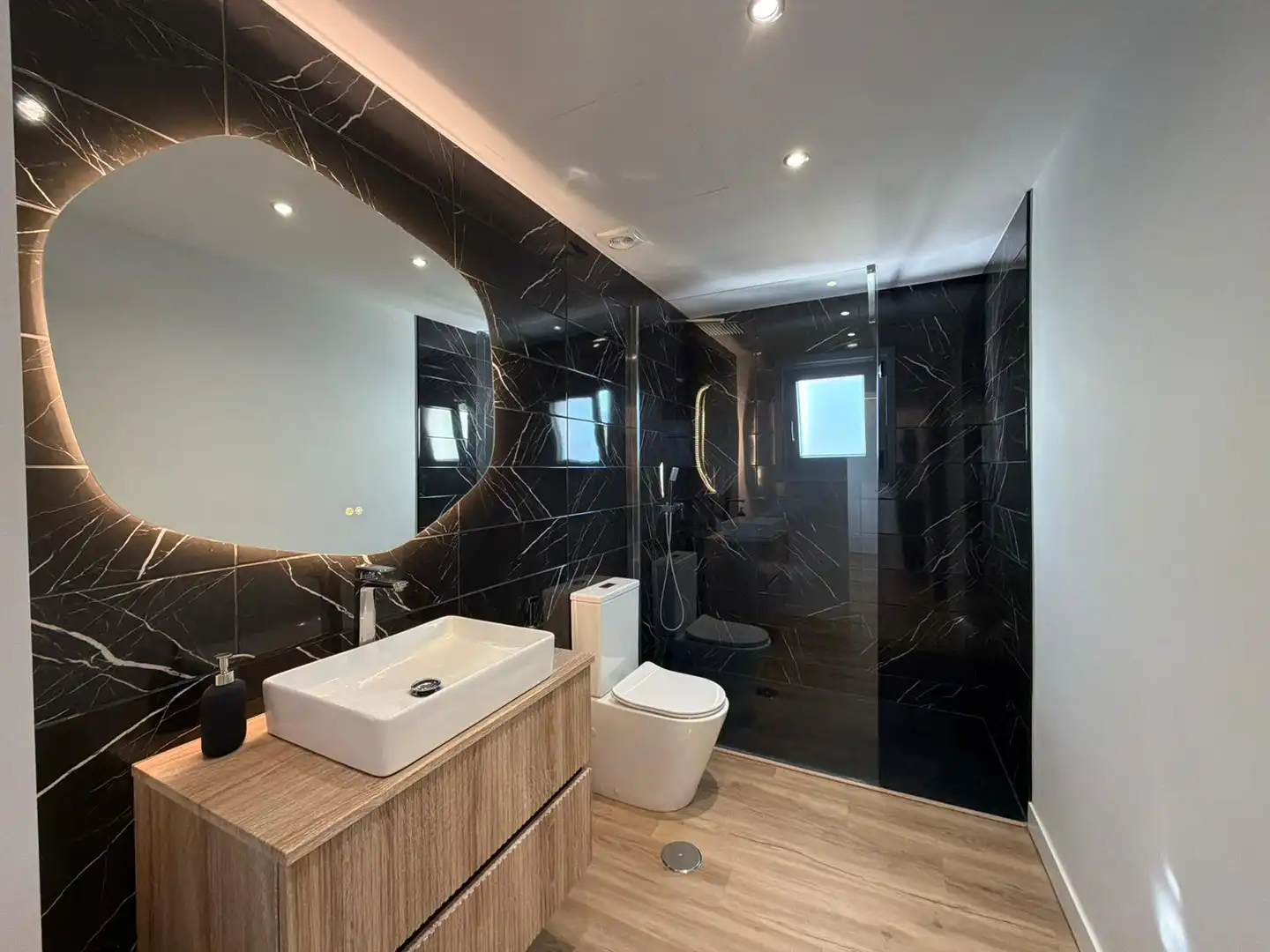 Badezimmer von Haus oder Chalet zur Miete in Sotogrande mit Klimaanlage, Privatgarten und Terrasse
