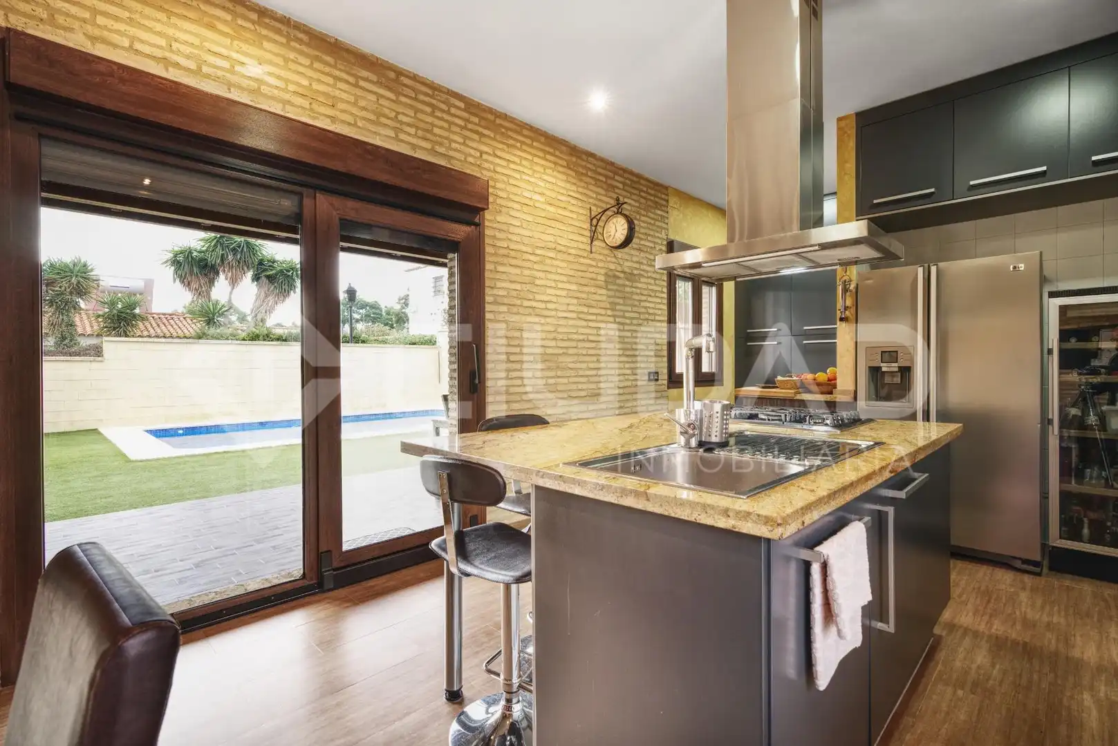 Cuina de Casa o xalet en venda en Castilleja de la Cuesta amb Aire condicionat, Jardí privat i Terrassa